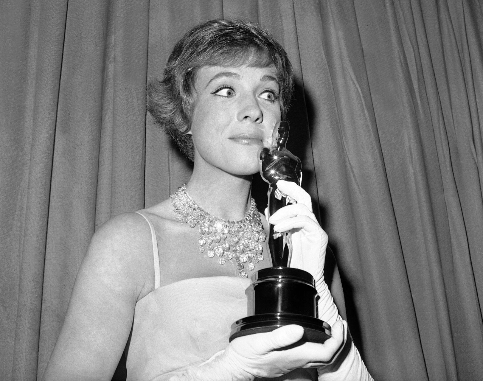 1965: Julie Andrews wins best actress Oscar for "Mary Poppins"